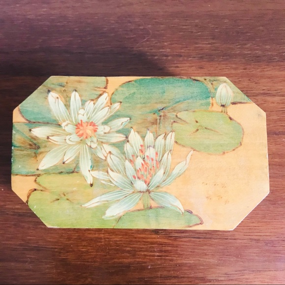 Vintage hand painted Chinese water Lilly wood box - Picture 2 of 12